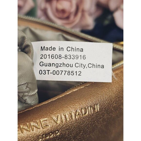 🔥$5/$25 Adrienne Vittadini Gold Metallic Clutch Wristlet With Logo Charm - Picture 5 of 9